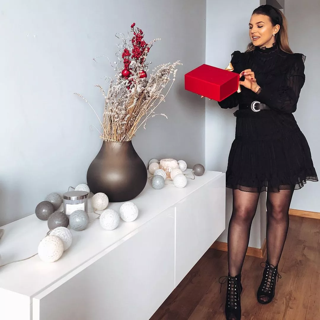 Przepiękna wokalistka disco polo wygląda niezwykle ponętnie! Szpilki podkreślają jej cudowną figurę!